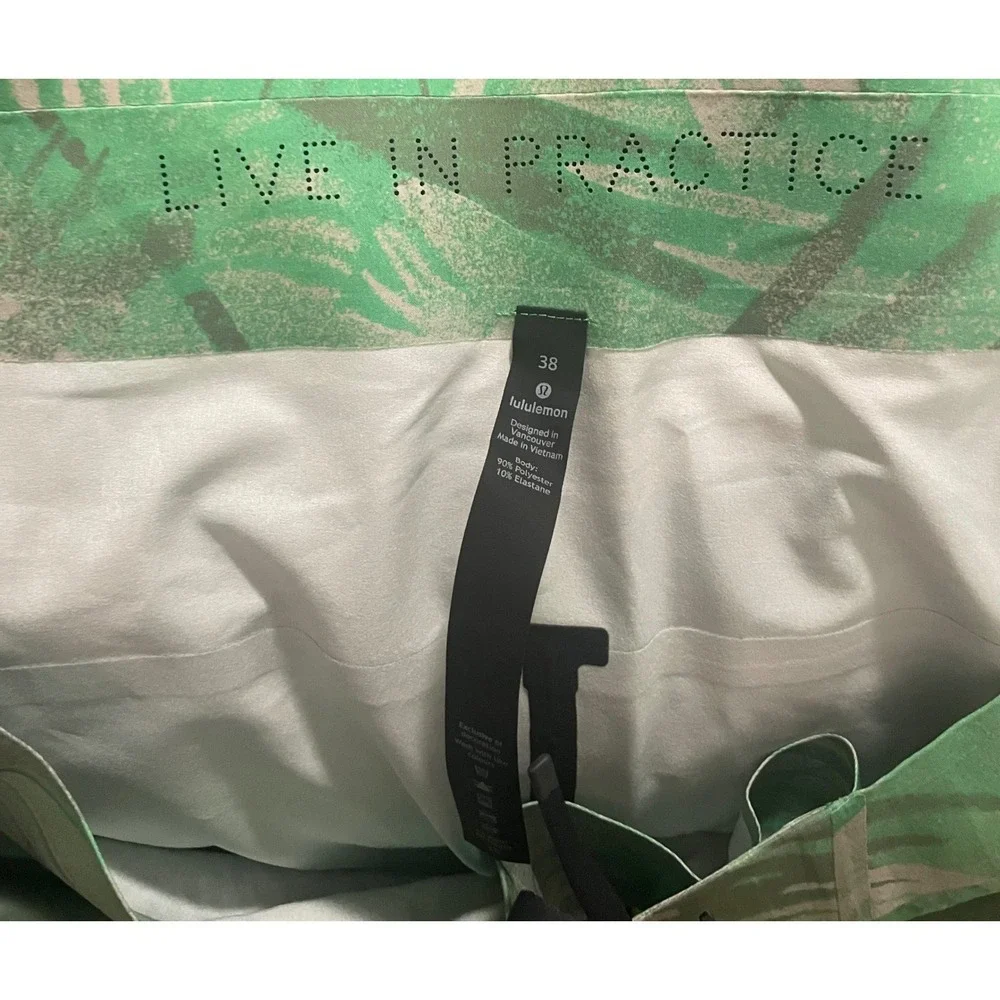 Lululemon Mens Green Palm Leaf Print Board Shorts Swim Trunks Size 38 Lace Up